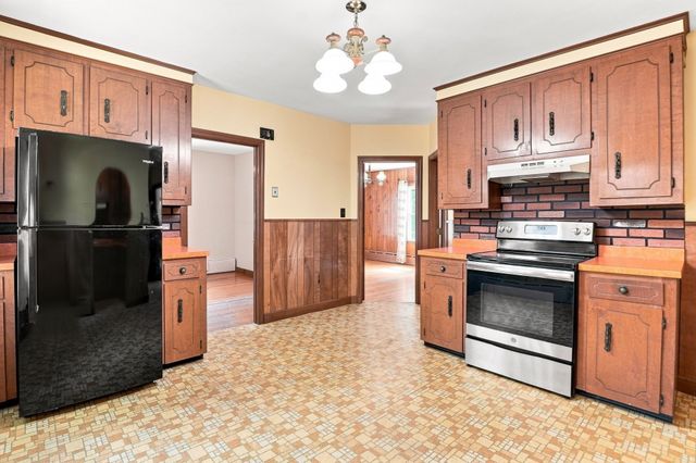 28 Eastern Avenue, Webster, MA 01570