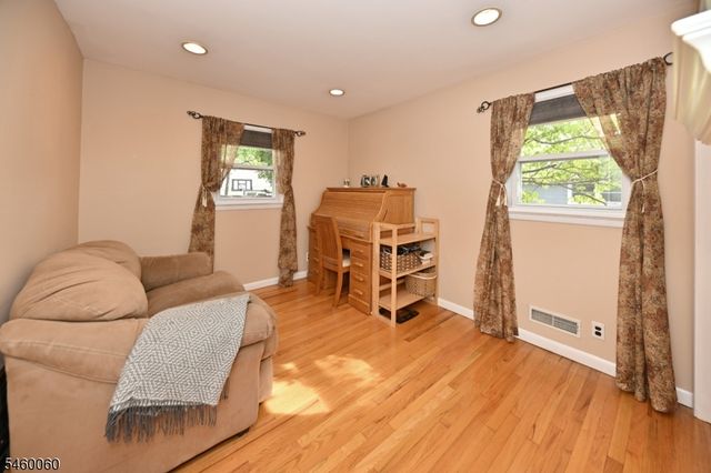700 Evans St, Paramus Boro, NJ 07652