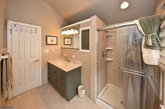 700 Evans St, Paramus Boro, NJ 07652