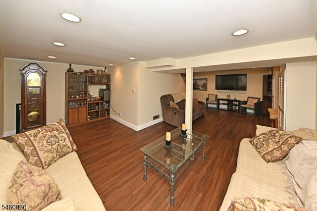700 Evans St, Paramus Boro, NJ 07652