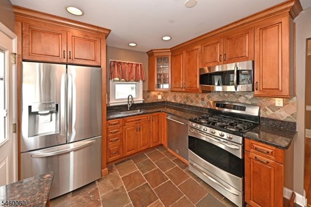 700 Evans St, Paramus Boro, NJ 07652