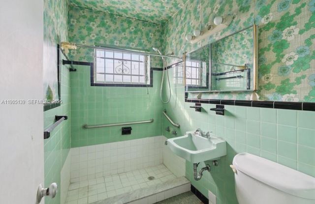 940 NW 67th St, Miami, FL 33150