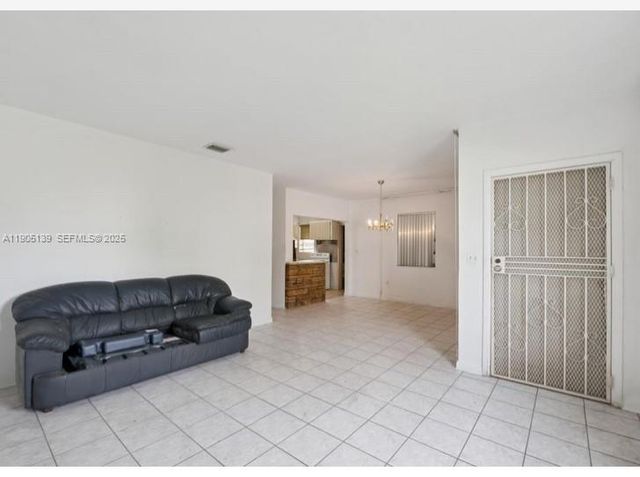 940 NW 67th St, Miami, FL 33150