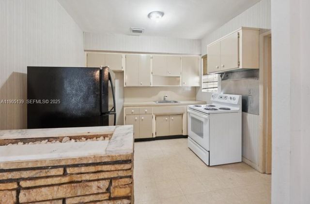 940 NW 67th St, Miami, FL 33150