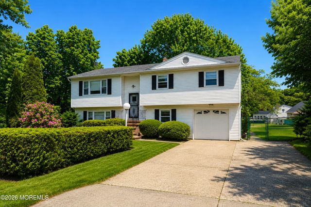 69 Whalepond Road, Oakhurst, NJ 07755