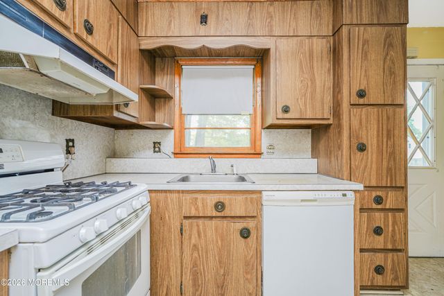 69 Whalepond Road, Oakhurst, NJ 07755