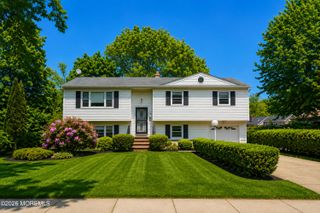 69 Whalepond Road, Oakhurst, NJ 07755