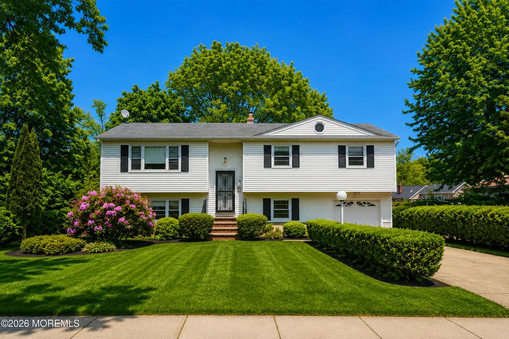 69 Whalepond Road, Oakhurst, NJ 07755