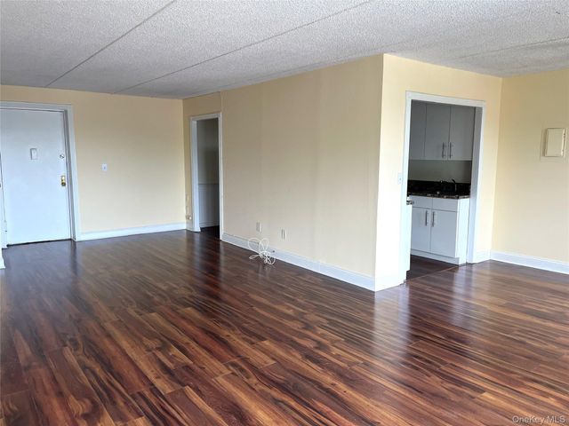 35 Park Avenue 5S, Suffern, NY 10901