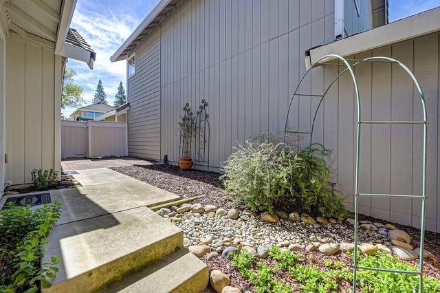 1141 Sandy Creek Dr, Folsom, CA 95630