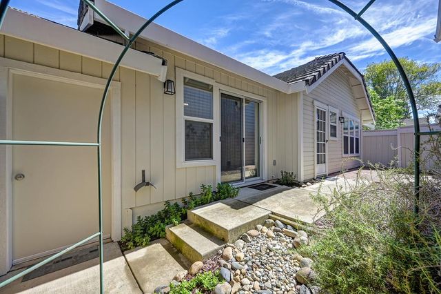 1141 Sandy Creek Dr, Folsom, CA 95630