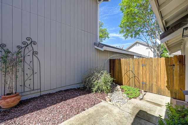 1141 Sandy Creek Dr, Folsom, CA 95630