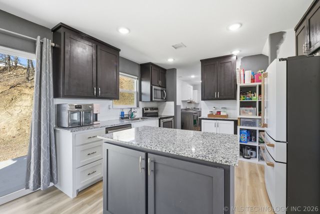 406 Oak Hill Circle, Kiefer, OK 74041