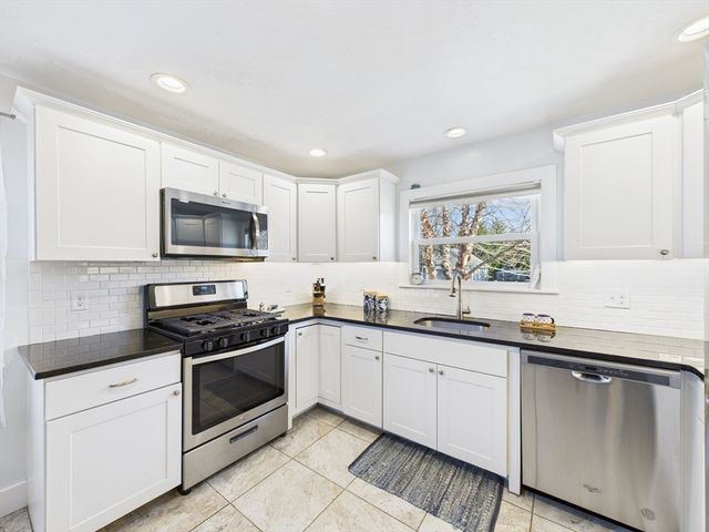 199 Quaker Ln, Acushnet, MA 02743