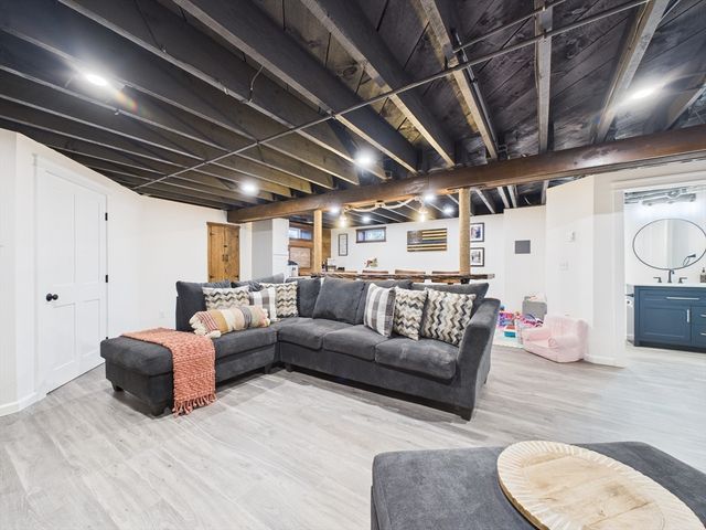 199 Quaker Ln, Acushnet, MA 02743