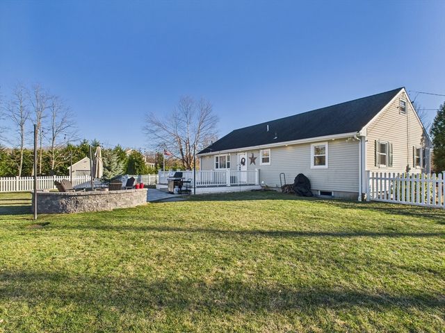 199 Quaker Ln, Acushnet, MA 02743
