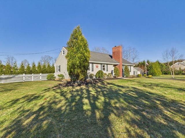 199 Quaker Ln, Acushnet, MA 02743