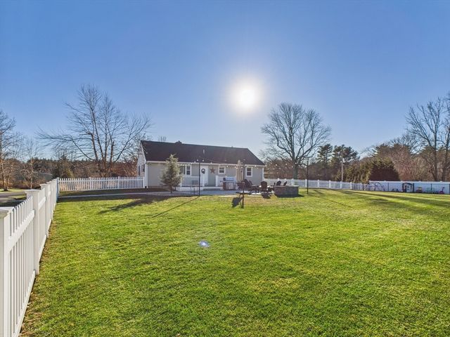 199 Quaker Ln, Acushnet, MA 02743