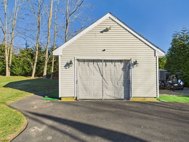 199 Quaker Ln, Acushnet, MA 02743