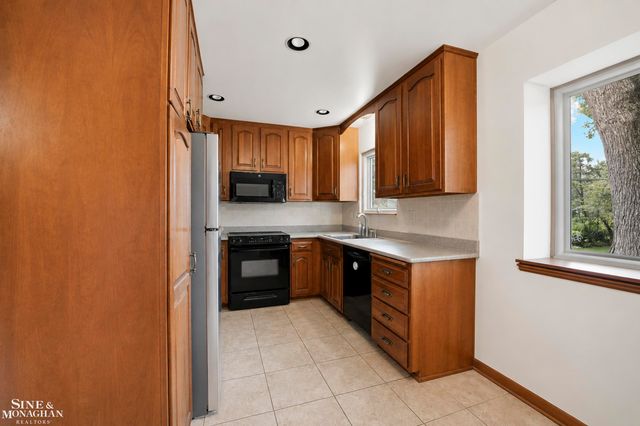 402 Roland Court, Grosse Pointe Farms, MI 48236