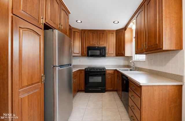 402 Roland Court, Grosse Pointe Farms, MI 48236