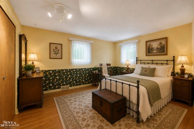 402 Roland Court, Grosse Pointe Farms, MI 48236