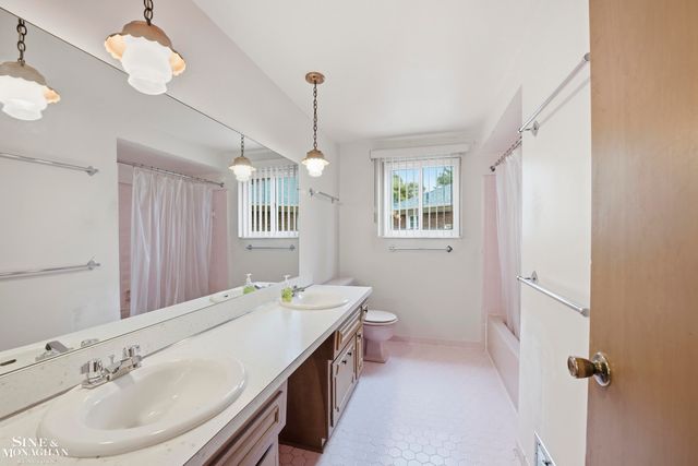 402 Roland Court, Grosse Pointe Farms, MI 48236