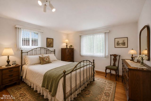 402 Roland Court, Grosse Pointe Farms, MI 48236