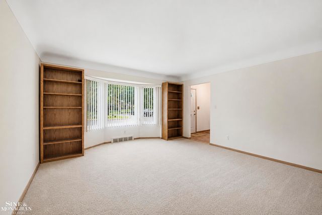 402 Roland Court, Grosse Pointe Farms, MI 48236