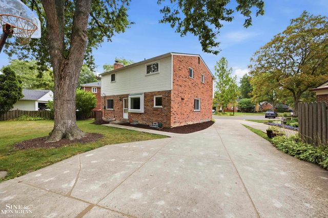 402 Roland Court, Grosse Pointe Farms, MI 48236