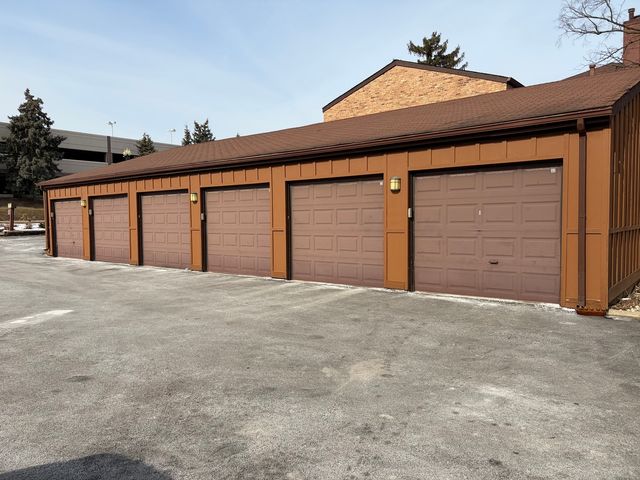 1S055 Spring Road 1C, Oakbrook Terrace, IL 60181