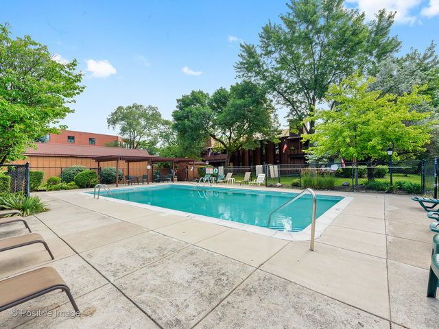 1S055 Spring Road 1C, Oakbrook Terrace, IL 60181