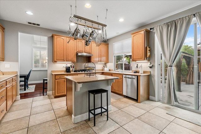 201 Pepper Tree Ct, Roseville, CA 95747