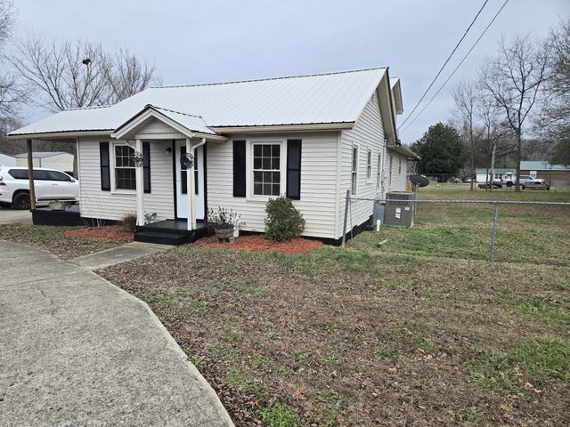 1755 W Trace Creek Rd, Waverly, TN 37185