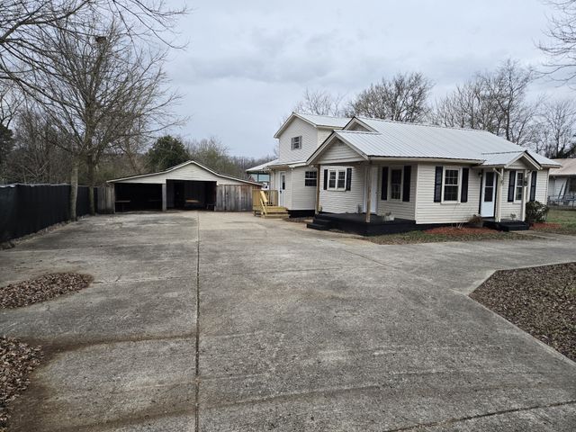 1755 W Trace Creek Rd, Waverly, TN 37185