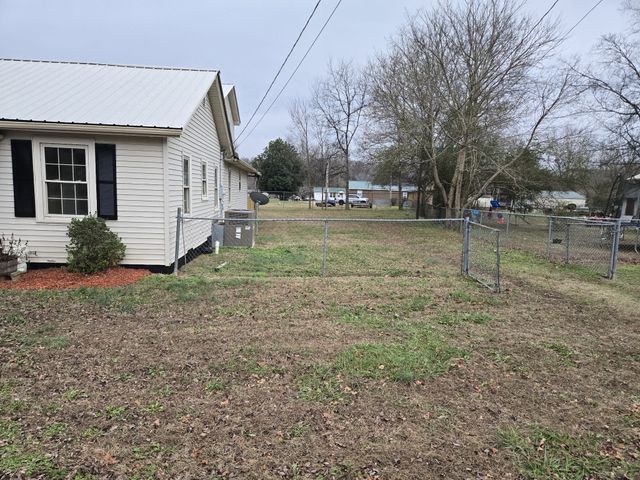 1755 W Trace Creek Rd, Waverly, TN 37185