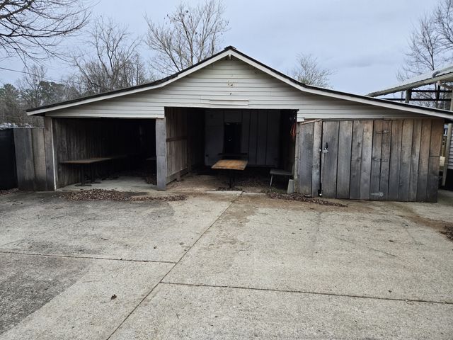 1755 W Trace Creek Rd, Waverly, TN 37185