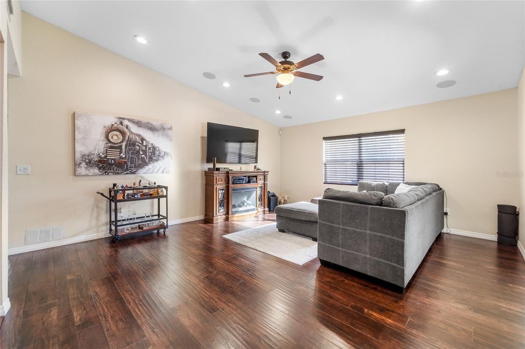 Image 15 of property listing at 4726 W IDAHO STREET, Tampa, FL 33616