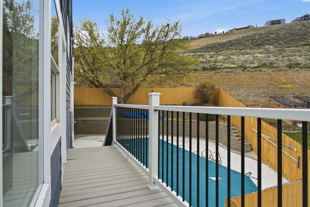 245 High Meadows St, Richland, WA 99352