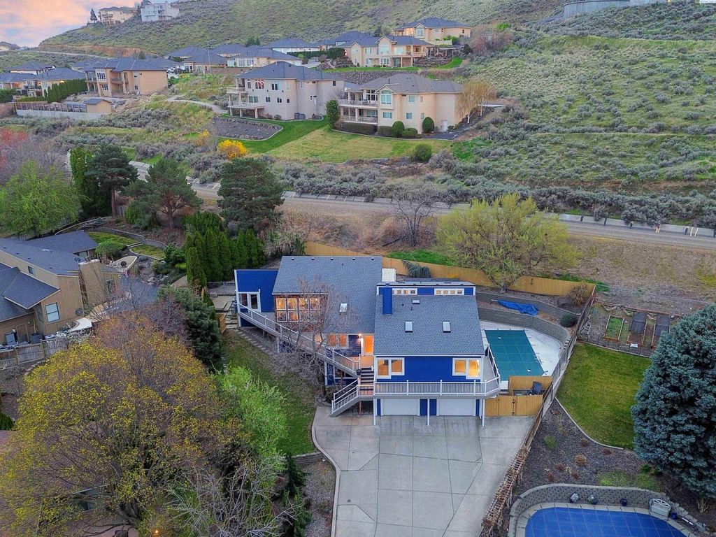 245 High Meadows St, Richland, WA 99352