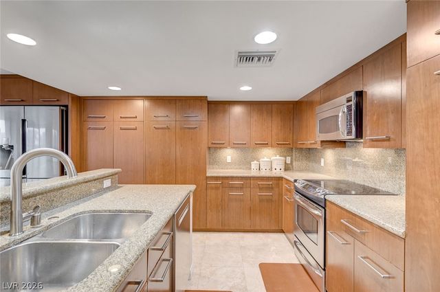 3111 Bel Air Drive 20E, Las Vegas, NV 89109
