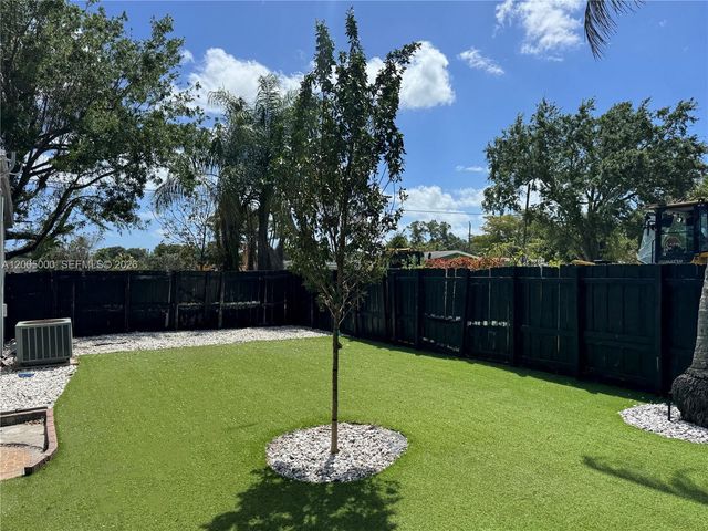 6901 SW 10th Ct, Pembroke Pines, FL 33023