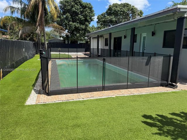 6901 SW 10th Ct, Pembroke Pines, FL 33023