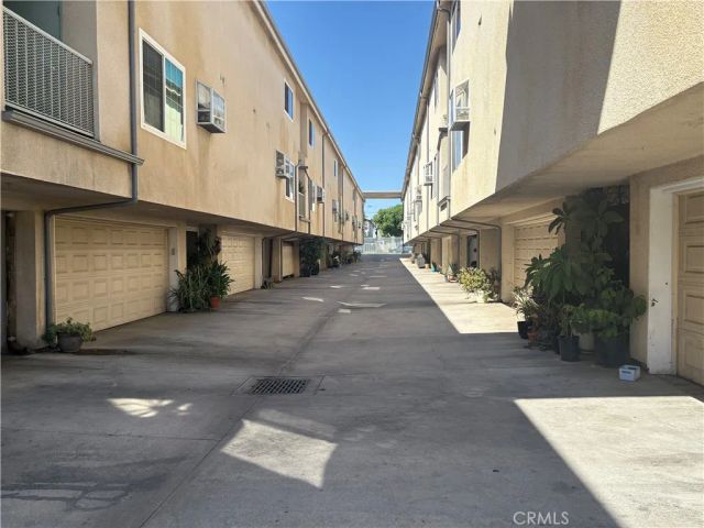 8800 Burnet 16, North Hills, CA 91343