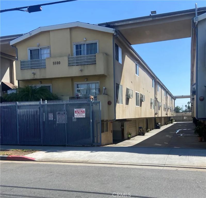 8800 Burnet 16, North Hills, CA 91343