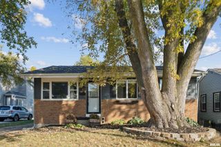 2340 OAK Street, Bettendorf, IA 52722