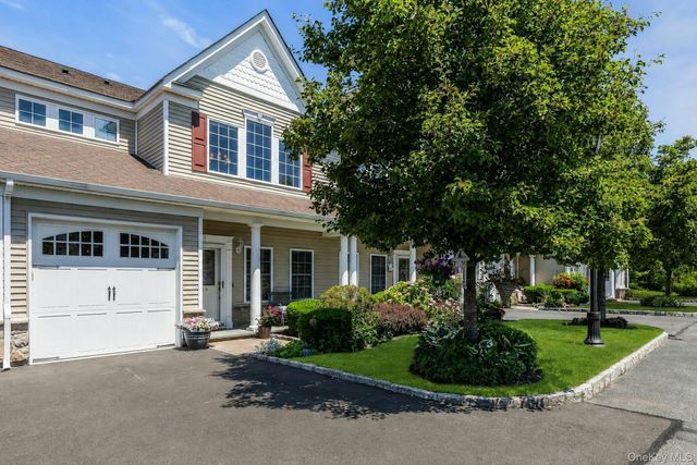 19 Meadow Court, Oakdale, NY 11769
