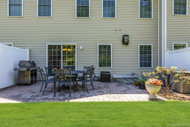19 Meadow Court, Oakdale, NY 11769