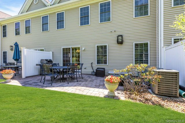 19 Meadow Court, Oakdale, NY 11769