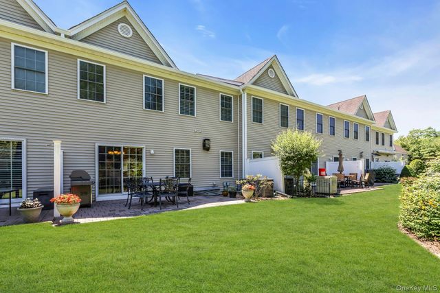 19 Meadow Court, Oakdale, NY 11769
